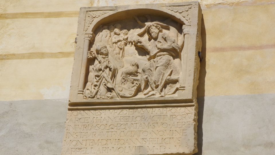 Kamenná deska z doby přestavby původního hradu dokončené v roce 1509