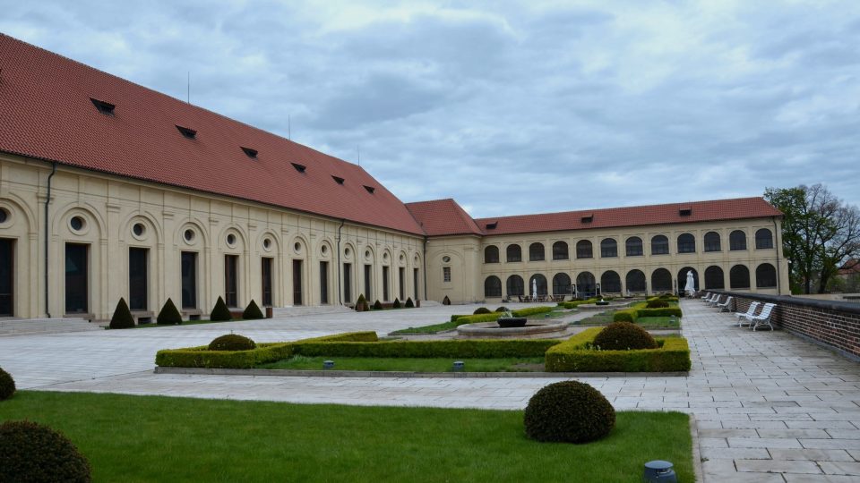 Zahradně upravená terasa Jízdárny Pražského hradu