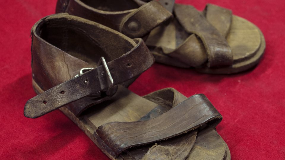 Dětské kožené sandálky s dřevěnou podrážkou. Kolem roku 1940