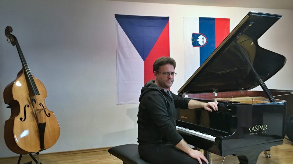 Ředitel školy v koncertním sále vyhlíží partnerskou školu ze Slovinska.jpg