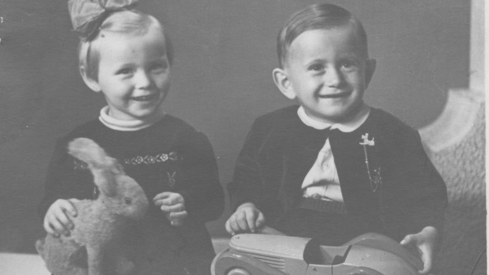 Černobílá fotografie PhDr. Marie Maderové a její první dětské lásky Jiřího Dufka v r. 1948