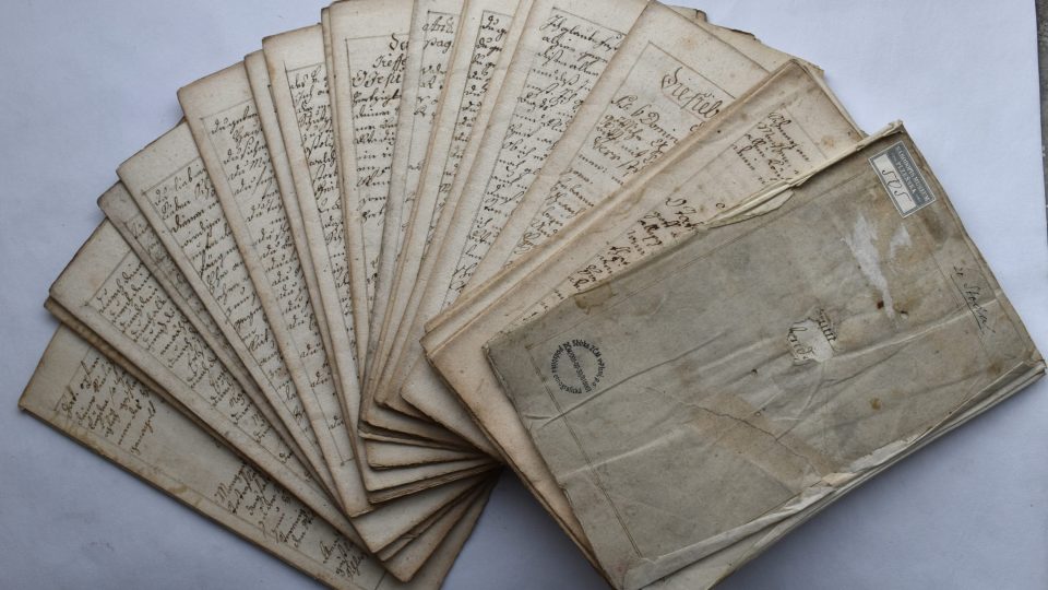 Opsaná, ale dosud nesvázaná německá modlitební kniha z roku 1808 pocházející ze Stodu a nazvaná prostě „Gebeth Buch“