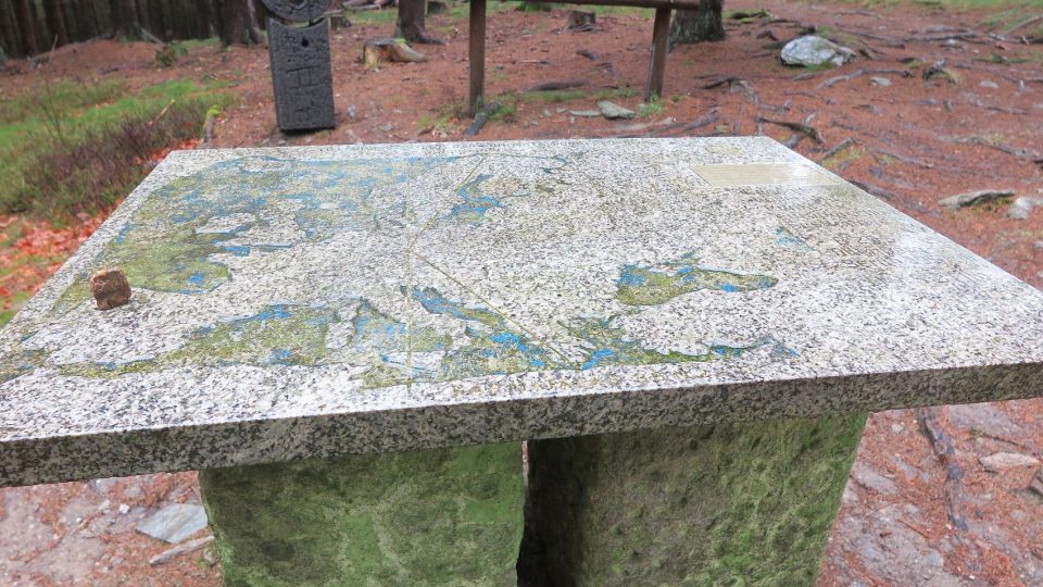 Kamenný stůl s mapou