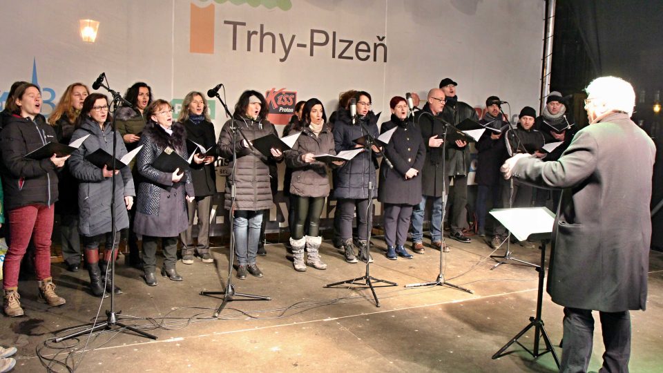Plzeň se ve středu večer už po dvaadvacáté připojila k oblíbenému Vánočnímu zpívání koled s Českým rozhlasem Plzeň