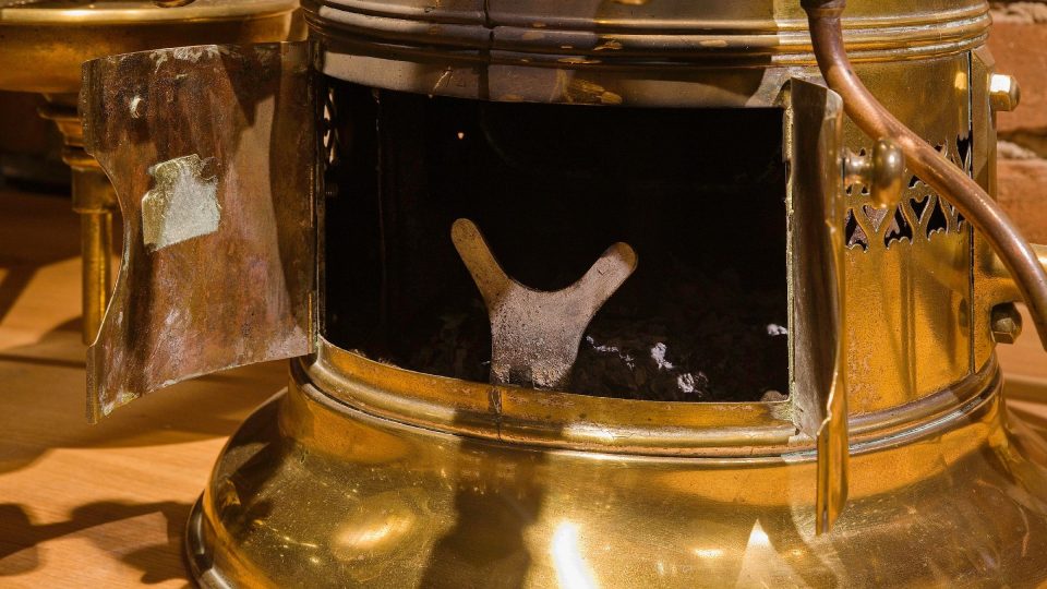 Espressovač s malým topeništěm na dřevěné uhlí