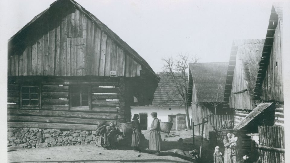 Chodsko. Skupina venkovanek s nůšemi. Foto: E. Strouhal, kolem roku 1895