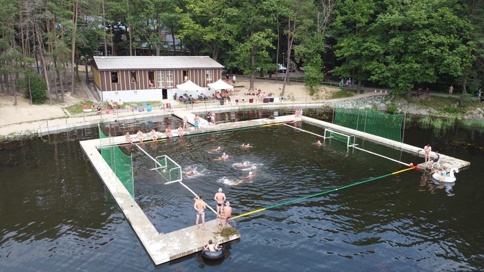 Hřiště na vodní pólo na Seneckém rybníku zažilo svůj první turnaj