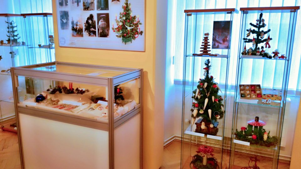 Za kouzlem vánočního stromku můžete vyrazit do Muzea jižního Plzeňska v Blovicích. Stromků tu najdete hned několik. Jeden je dokonce husích brk