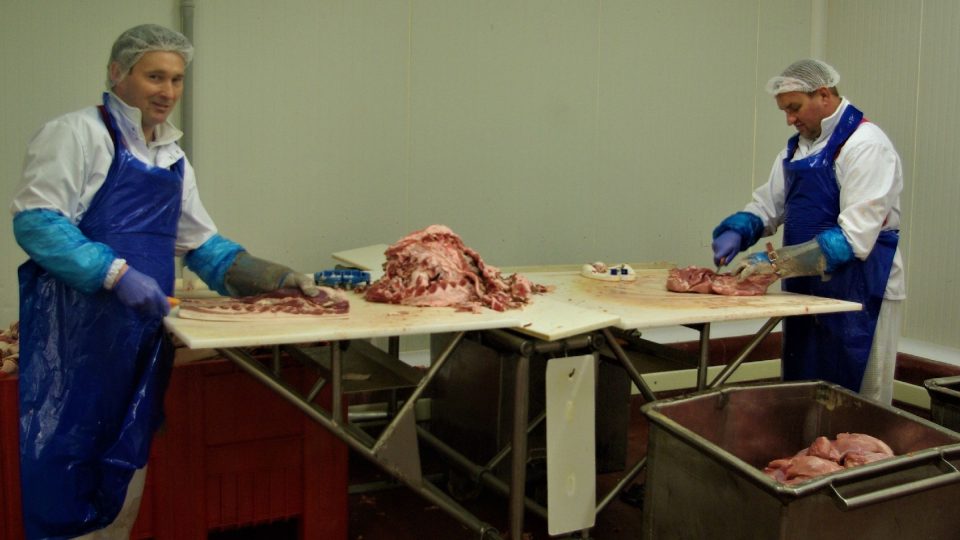Řezníci Aleš a Jaroslav připravují v provozovně společnosti Pejskar maso na další zpracování