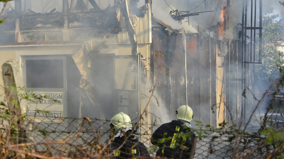 V Plzni-Karlově hořela ubytovna dělníků, kteří většinou pracují v nedaleké zóně Borská pole. Hasiči vyhlásili třetí, nejvyšší stupeň poplachu. Integrované záchranné složky evakuovaly z budovy 130 osob. Na místě je podle policie zhruba deset 