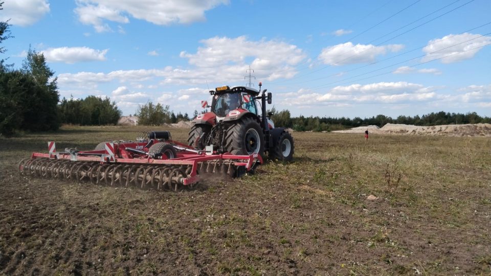 Práce na poli není jedinou činností, s kterou na farmě pomáhá