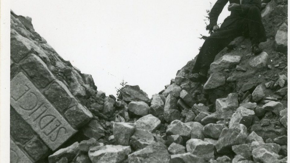 Bourání pomníku J. Š. Baara, rok 1940