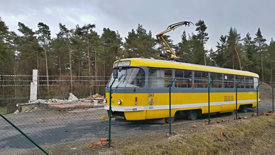 K vesnici Trhomné 30 kilometrů od Plzně sice nevedou žádné koleje ani trojele, přesto tam u lesa parkuje žlutá tramvaj
