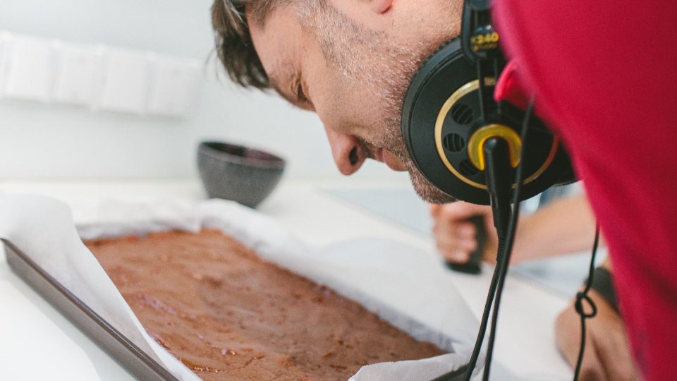 Patrik Rozehnal kontroluje a oceňuje vůni