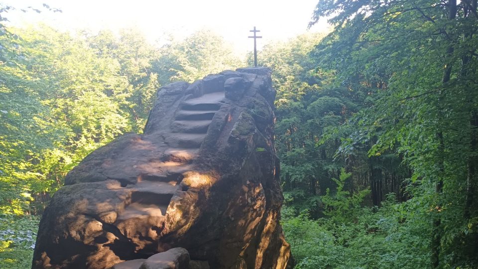 Schůdky, které vedou ke kříži, byly prý vytesány už ve středověku | foto: Silvie Pospíšilová, Český rozhlas Schůdky, které vedou ke kříži, byly prý vytesány už ve středověku