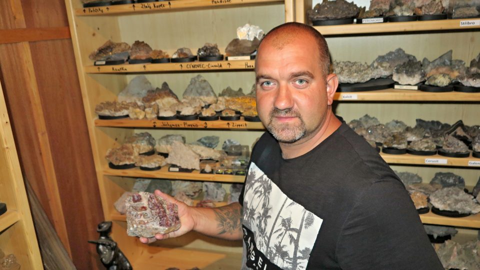 Několik tisíců minerálů nasbíral Jan Albrecht se svým otcem, nejčastěji provádí sběry v Krušných horách