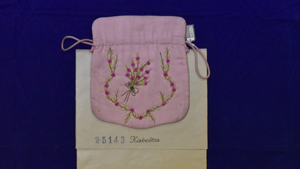 Dámská kabelka z růžového hedvábí s vyšívanými květy ze stužek. Kabelka pochází z rodiny purkmistra Petáka
