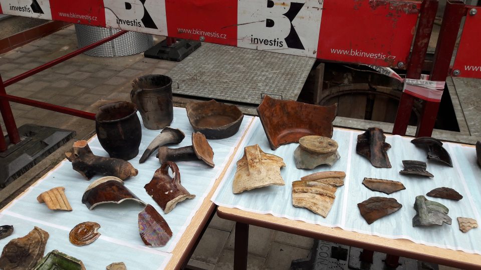 Středověké nálezy ze studny v centru Plzně