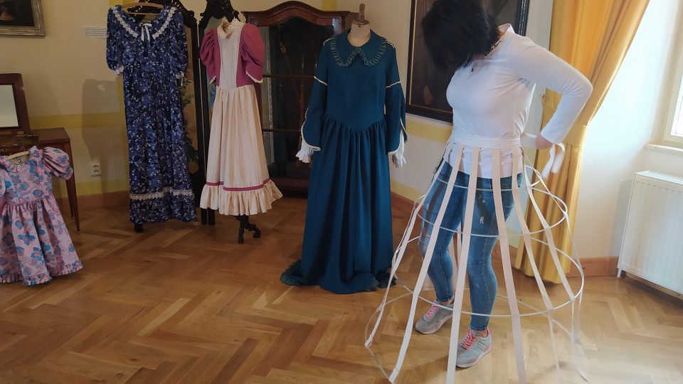 Veronika Kočí se obléká do repliky dobových šatů