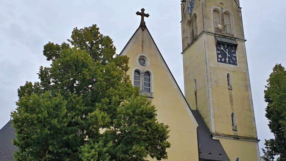První zmínka o kostele ve Stupně pochází už z roku 1352. Kostel byl zasvěcen sv. Vavřinci a stál proti současnému kostelu. Potom kostel několikrát vyhořel. Současnou netradiční podobu i vnitřní výzdobu získal až na konci 19. století