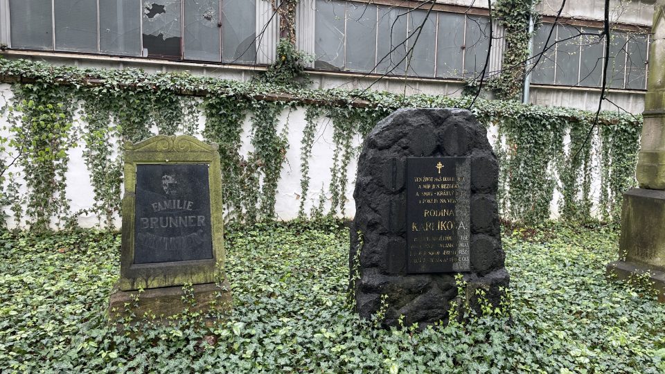 Park je osázen náhrobky významných rokycanských měšťanů