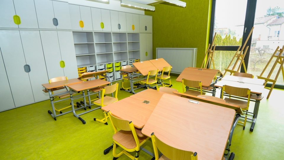 Základní škola Plzeň – Újezd má novou družinu s jídelnou v moderní dvoupodlažní přístavbě. Žáci už nemusí docházet do kilometr vzdálené družiny a jídelny staré budovy