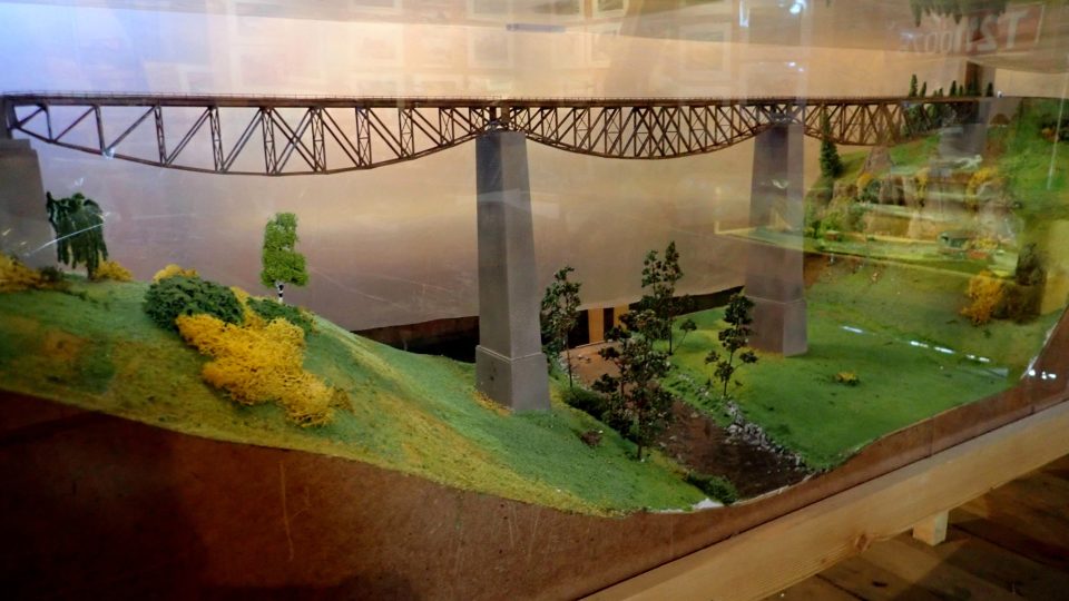 Celé muzeum se věnuje 120leté historii trati Pňovany – Bezdružice. Návštěvníci v něm najdou řadu zajímavých exponátů i modely stanic a tratí