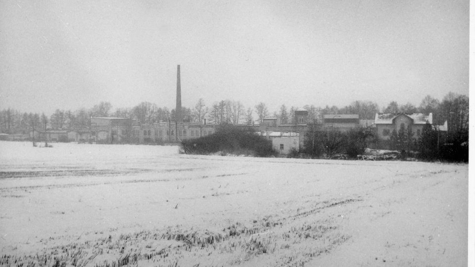 Foto dřívější továrny rodiny Semlerů nedaleko Vochova. Foto z roku 1992