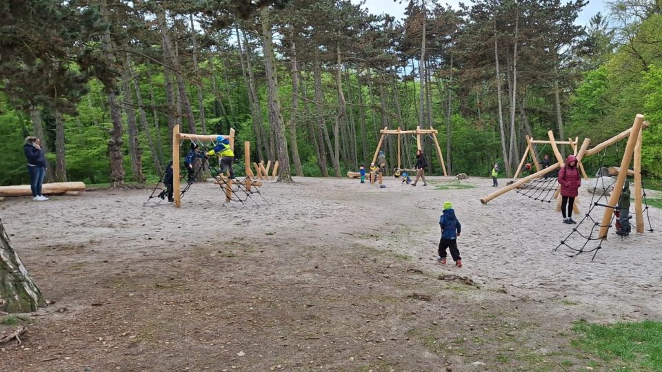 Nové dětské hřiště v lesoparku Na Homolce v Plzni na Slovanech