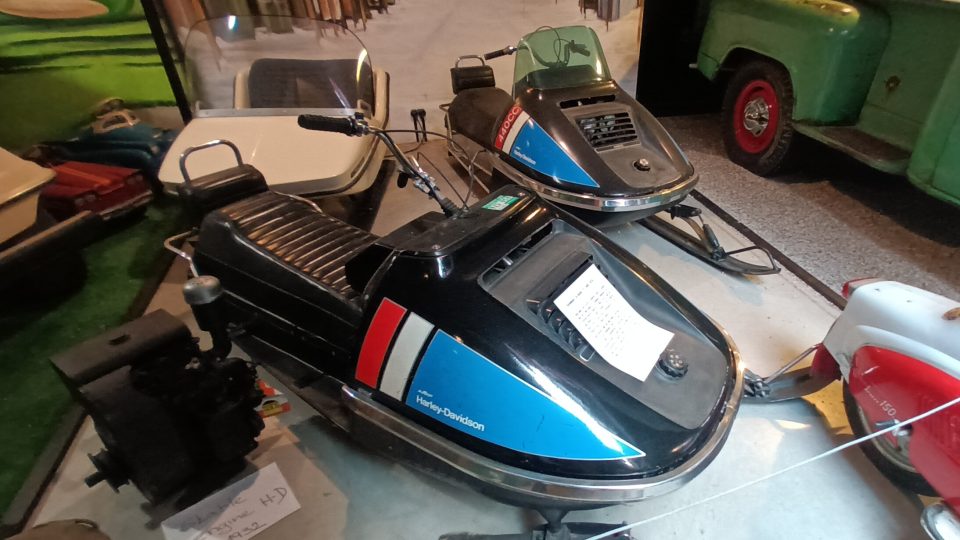 Firma vyráběla také sněžné skútry