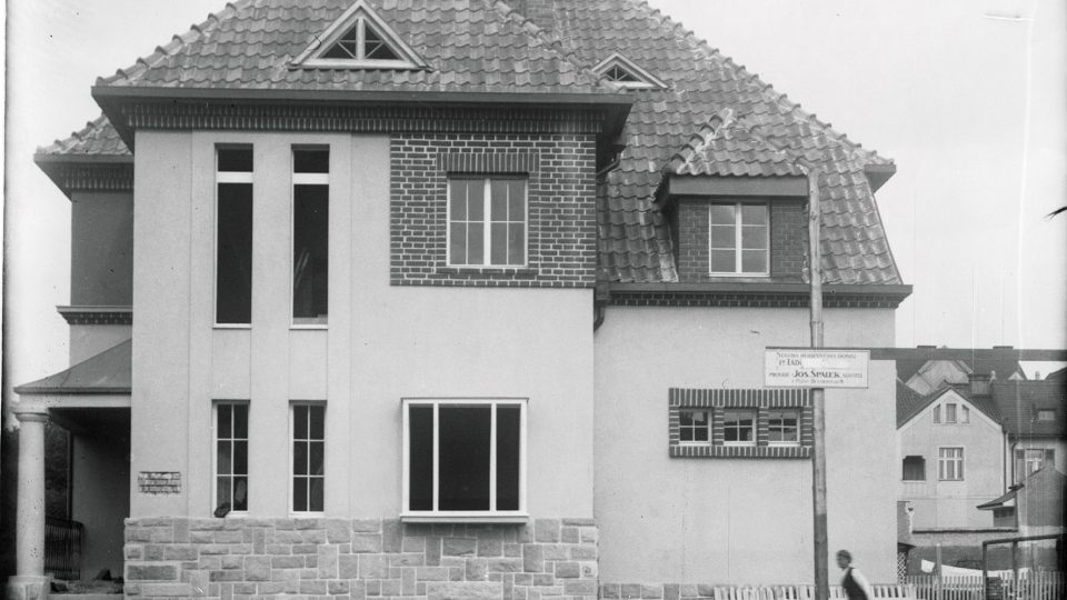Fotografie rodinného domu Ladislava Lábka, vystavěného mezi lety 1921 a 1922 dle návrhu Hanuše Zápala, foto z druhé poloviny roku 1922 těsně před dokončením stavby