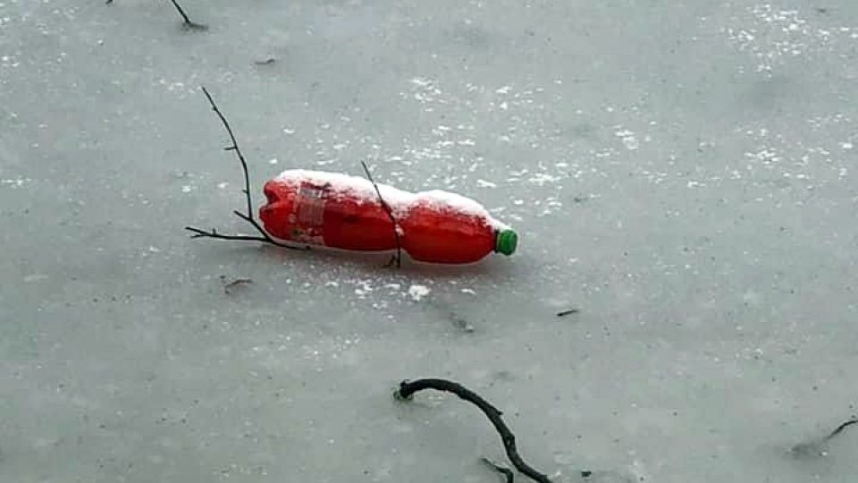 Pet láhev zamrzlý rybník opravdu nezdobí