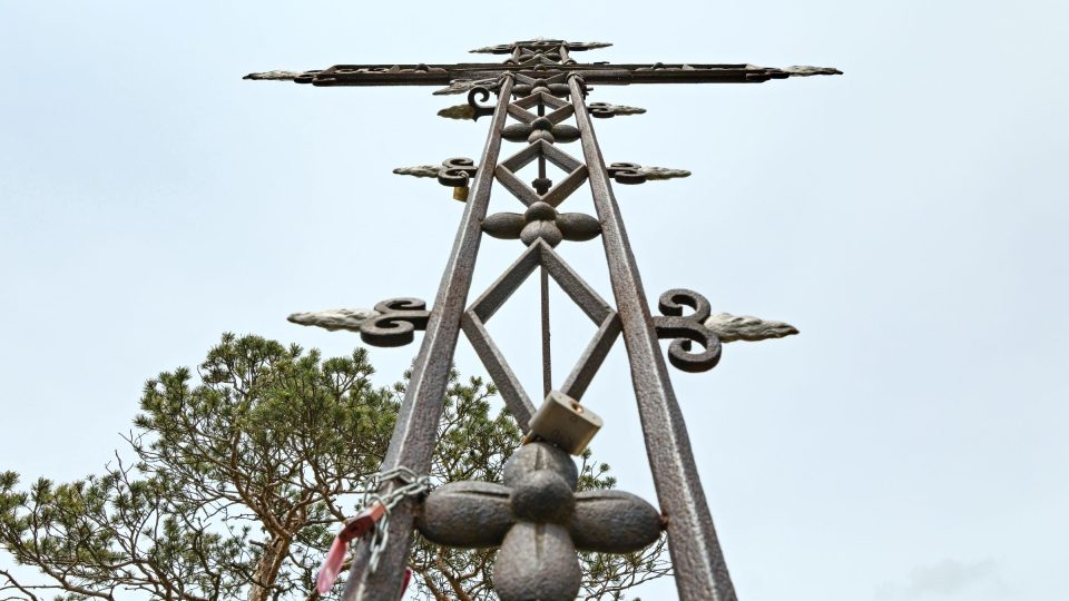 Ani tato památka neunikla fenoménu zámků lásky. Ty však bohužel kříž z blanenské litiny poškozují | foto: Zdeněk Truhlář, Český rozhlas Ani tato památka neunikla fenoménu zámků lásky. Ty však bohužel kříž z blanenské litiny poškozují