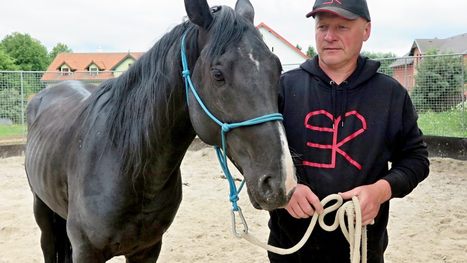Vedoucím chovu je Václav Pubrdle z Milíkova, který zde uplatňuje své mnohaleté zkušenosti práce s koňmi
