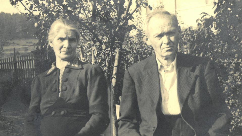 Marie a Václav Dvořákovi na zahradě svého domu ve Strakonicích, 50. léta 20. století