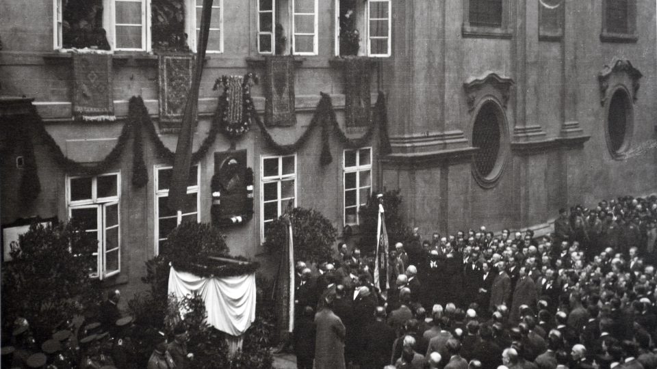 V roce 1924 byla na budově někdejšího gymnázia u sv. Anny odhalena pamětní deska upomínající na Smetanovo studium na zdejším ústavu