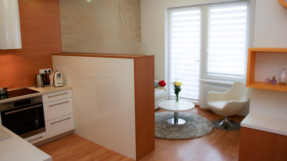 Nižší skříňka a prosklená stěna decentně vytvoří obývací část | foto: Věra Tomíčková Nižší skříňka a prosklená stěna decentně vytvoří obývací část