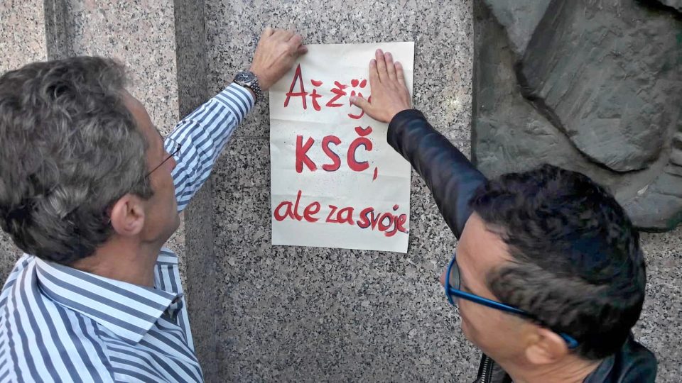 Bývalé sídlo plzeňských komunistů polepili studenti uměleckých škol protikomunistickými hesly. Netradičním způsobem tak chtějí pozvat na výstavu věnovanou době totality i sametové revoluce
