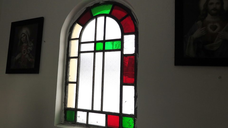 Barevné vitráže na oknech