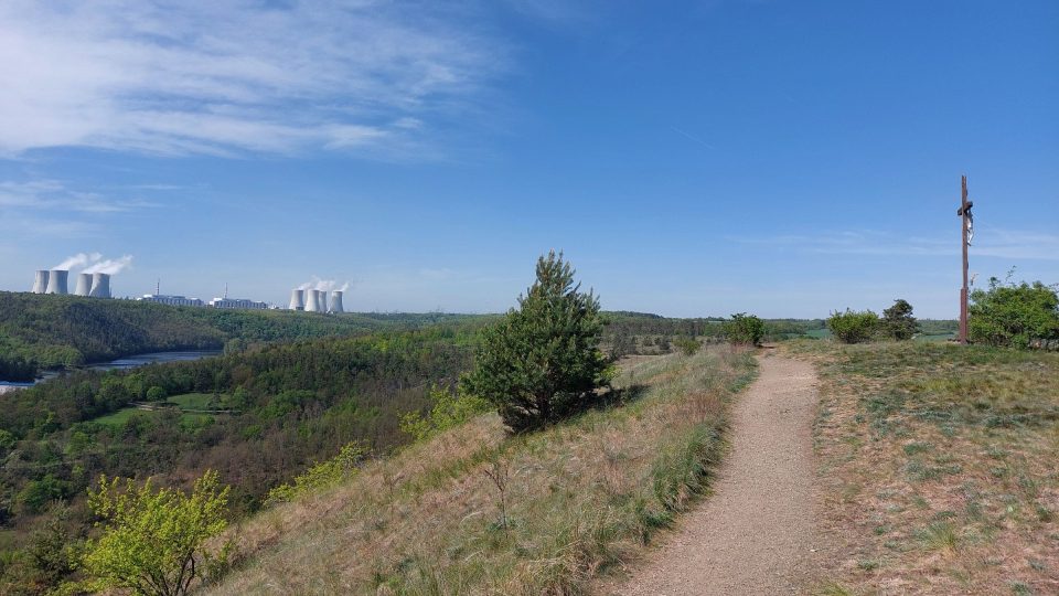 Všudypřítomné panorama dukovanské elektrárny