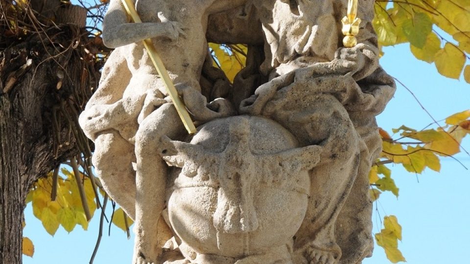 Pilíř se sousoším Nejsvětější Trojice v Hostouni po obnově