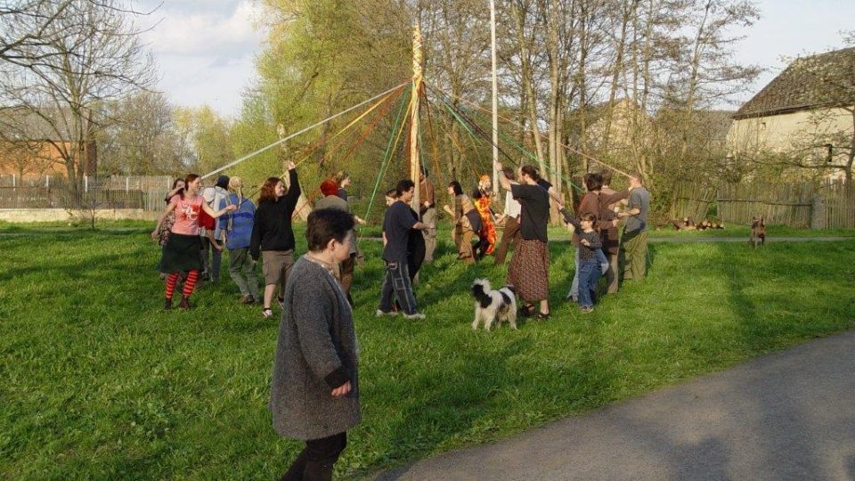 Podle keltské tradice postaví v sobotu májku v Olbramově na Tachovsku. Netradiční obyčej, při kterém navážou muži i ženy při tanci barevné stuhy na kůl, dodržují v obci už tři desítky let
