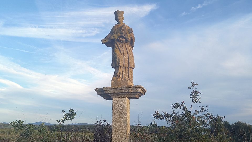 U polní cesty stojí socha svatého Jana Nepomuckého | foto: Anděla Blažková, Český rozhlas U polní cesty stojí socha svatého Jana Nepomuckého