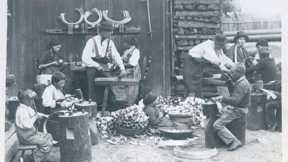 Výroba loubků pro zhotovování řešet a nůší. Chodsko. Foto: E. Strouhal, kolem roku 1895