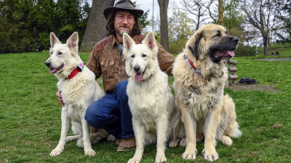 Abi, Sefi, kavkazačka Míňa a Rudolf Desenský Foto Roman Polák (Ogilvy).jpg | foto: Roman Polák Abi, Sefi, kavkazačka Míňa a Rudolf Desenský Foto Roman Polák (Ogilvy).jpg