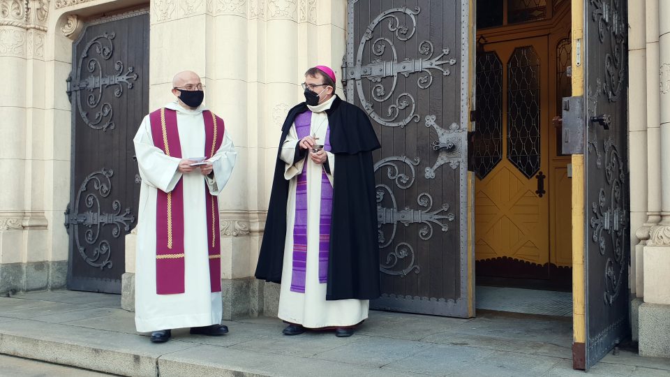 Před kostelem sv. Jana Nepomuckého uděloval popelec plzeňský biskup Tomáš Holub