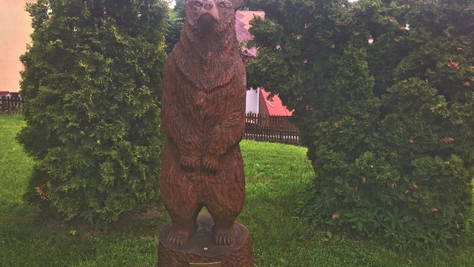 Medvěd je symbolem obce a vyřezal ho Antonín Dorazin