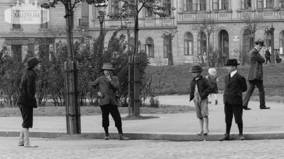 Husovo náměstí. Foto F. Švorm, kolem roku 1920