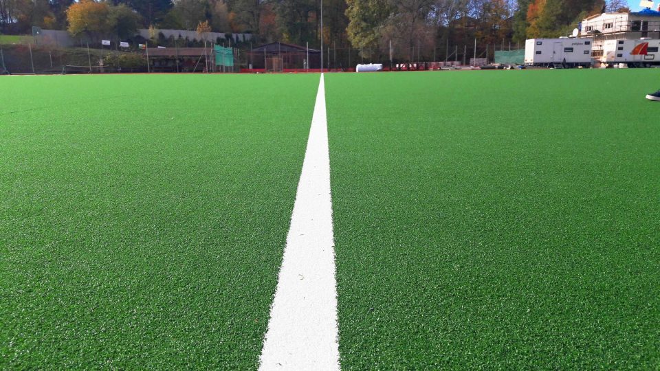 V Liticích budují hřiště na pozemní hokej s unikátní umělou trávo