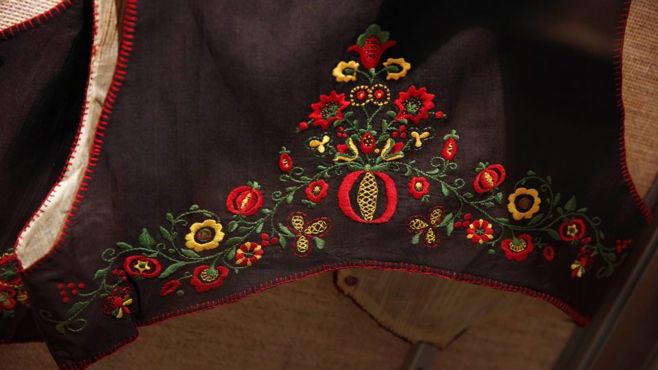 Vesta z tmavomodrého hedvábí zdobená lidovými ornamenty